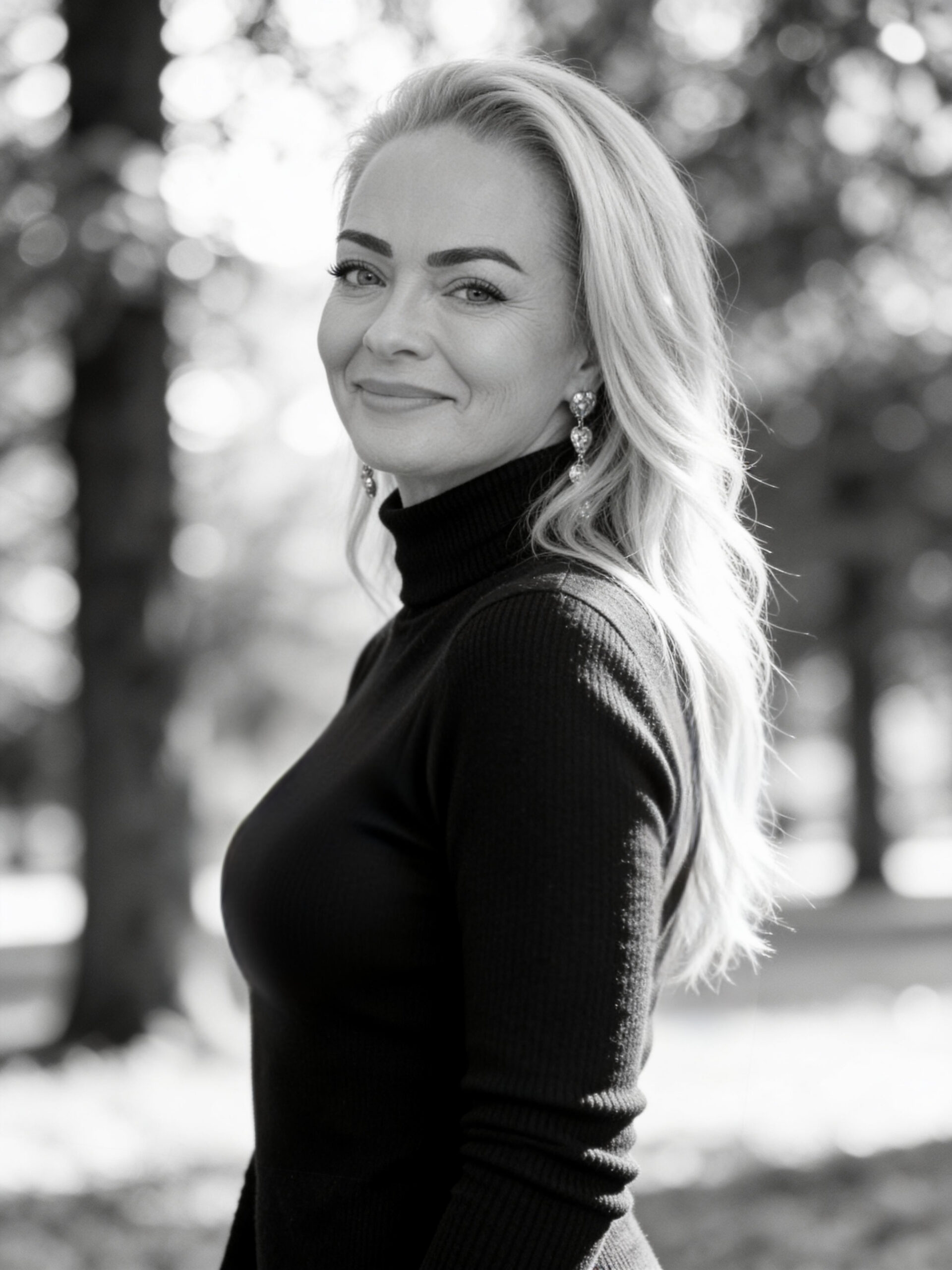 Full black-and-white portrait of Sandra Kamper